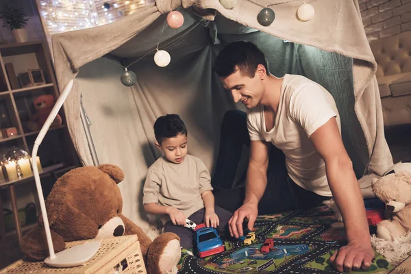 父亲和儿子玩玩具车在地毯路在毯子堡垒 — 图库照片