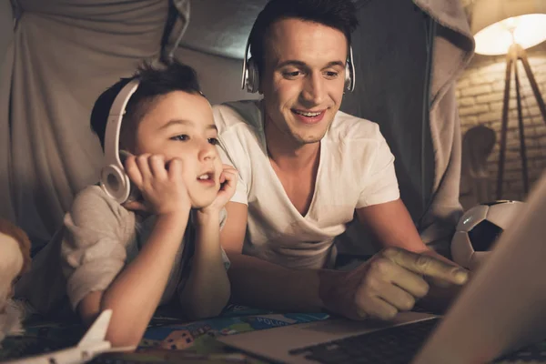 Padre Hijo Escuchando Música Portátil Casa — Foto de Stock