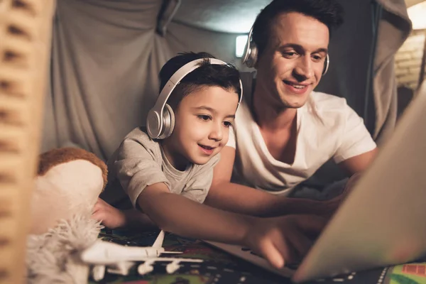 Padre Hijo Escuchando Música Portátil Casa — Foto de Stock