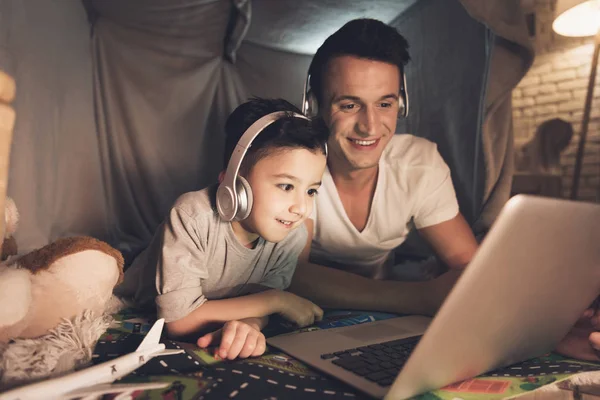 Padre Hijo Escuchando Música Portátil Casa — Foto de Stock