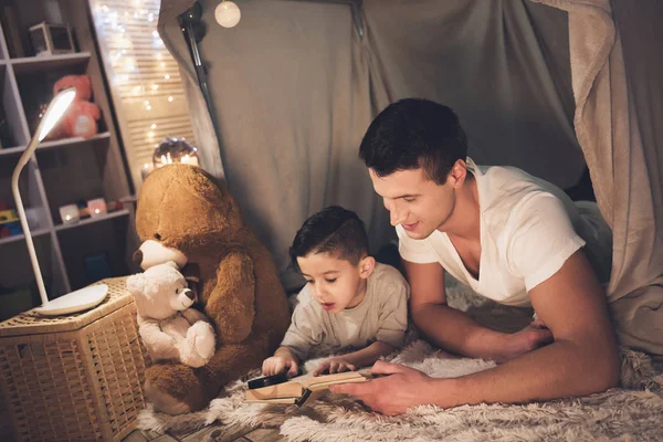Vater Und Sohn Lesen Buch Hause Auf Dem Fußboden — Stockfoto