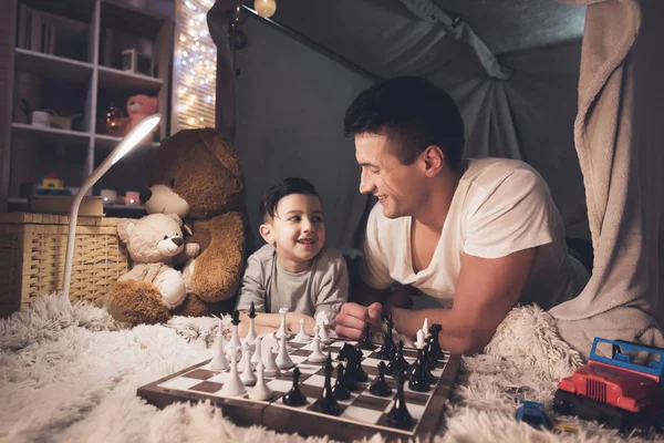 Papà Insegna Piccolo Figlio Giocare Scacchi Casa — Foto Stock