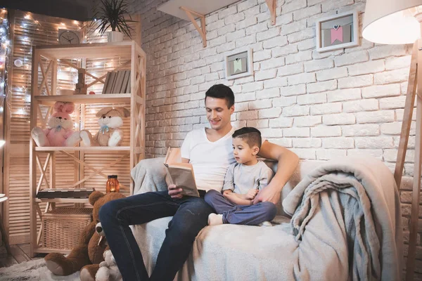 Padre Hijo Leyendo Libro Sofá Casa — Foto de Stock