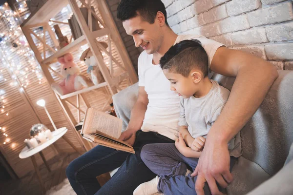 Отец Сын Читают Книгу Диване Дома — стоковое фото