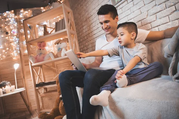 Padre Hijo Viendo Película Portátil Sofá Casa — Foto de Stock