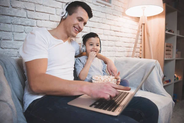 Père Fils Regardant Film Sur Ordinateur Portable Sur Canapé Maison — Photo