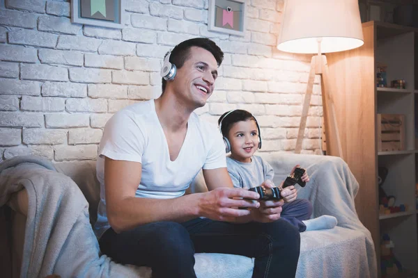 Padre Hijo Jugando Videojuegos Televisión Sofá — Foto de Stock