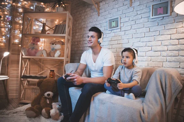 Padre Hijo Jugando Videojuegos Televisión Sofá — Foto de Stock