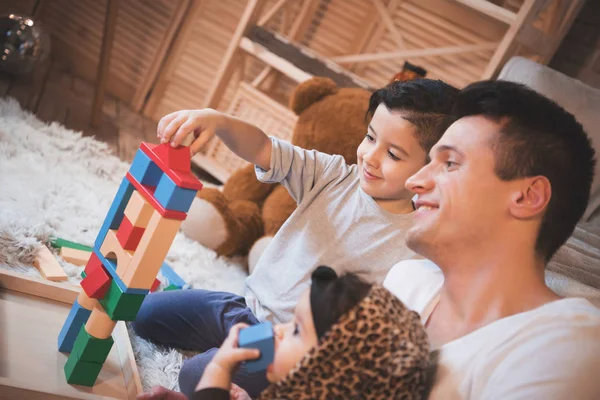 Padre Figlio Figlioletta Che Giocano Con Cubi Bambini Sul Pavimento — Foto Stock