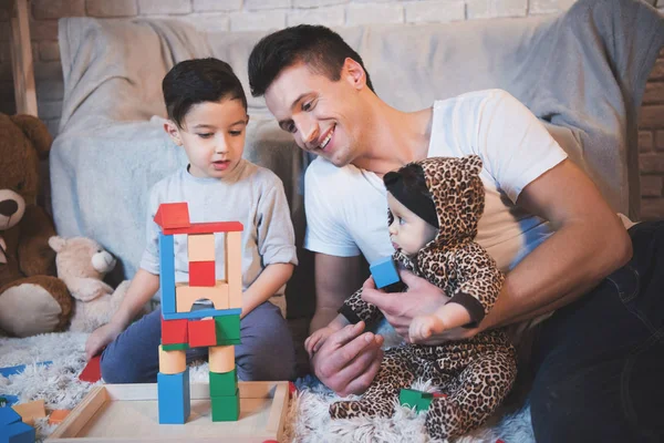 Отец Сын Дочка Играют Кубиками Детей Полу — стоковое фото