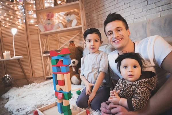 Pai Filho Filha Brincando Com Cubos Para Crianças Chão — Fotografia de Stock