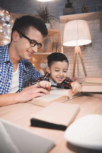 Padre Hijo Leyendo Libro Mesa Casa — Foto de Stock