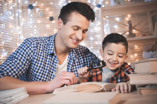 Vater Und Sohn Lesen Buch Hause Tisch — Stockfoto