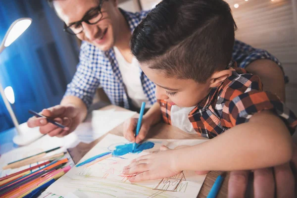 Vater Und Sohn Zeichnen Hause Mit Buntstiften Auf Papier — Stockfoto