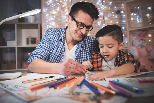 Dibujo Padre Hijo Con Lápices Colores Sobre Papel Casa — Foto de Stock