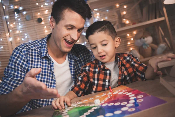 Far Och Lille Son Spelar Brädspel Bord — Stockfoto