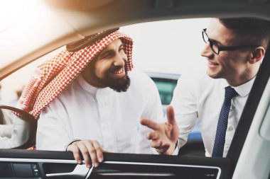 Satıcı yardımcı thawb araba galerisinde Arapça adam için yeni otomatik seçimi