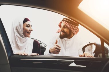 Araba Bayilik, erkek ve kadın yeni araba seçme Arapça çifte