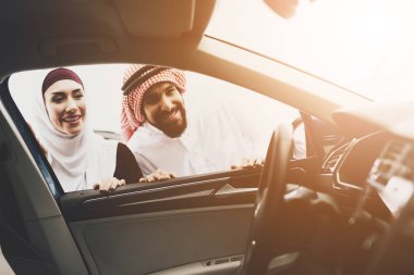 Araba Bayilik, erkek ve kadın yeni araba seçme Arapça çifte