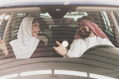 Araba Bayilik, erkek ve kadın yeni araba seçme Arapça çifte