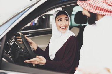 Araba Bayilik, erkek ve kadın yeni araba seçme Arapça çifte