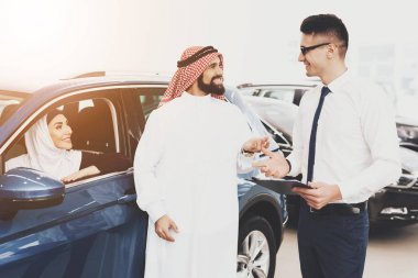 Satıcı yardımcı Arapça çifte araba bayilik için yeni otomatik seçimi
