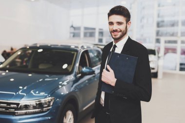 Yeni otomatik araba galerisinde yakınındaki pano ile poz araba satıcısı