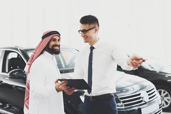 Verkäufer Und Araber Besprechen Details Autohaus — Stockfoto