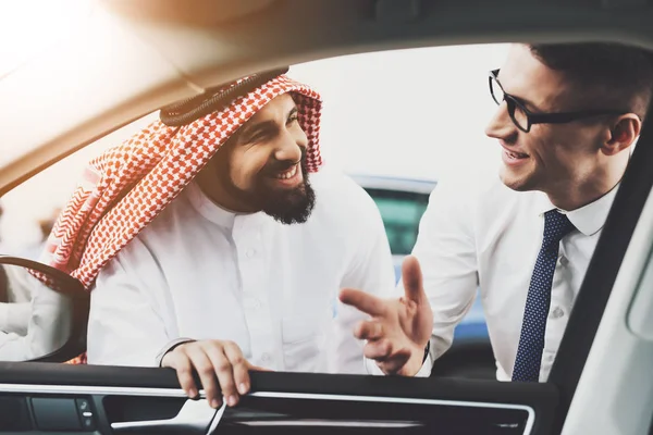 Verkoper Helpen Kiezen Nieuwe Auto Aan Arabische Man Thawb Bij — Stockfoto