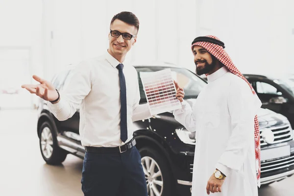 Verkäufer Zeigt Bunte Palette Für Neuwagen Arabischem Mann Autohaus — Stockfoto