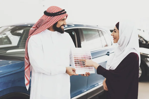 阿拉伯情侣在汽车经销店 男子显示彩色调色板新汽车 — 图库照片