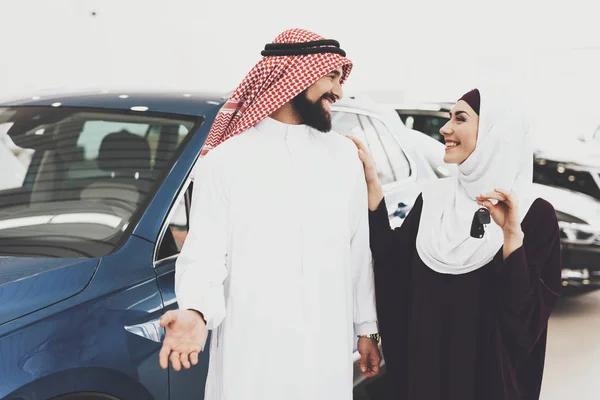 Arabisches Paar Autohaus Mann Präsentiert Seiner Frau Neues Auto — Stockfoto