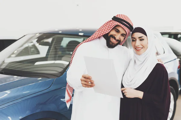 Casal Árabe Concessionária Carros Homem Mostrando Paleta Colorida Para Automóvel — Fotografia de Stock