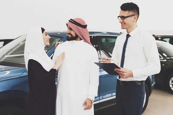 Verkoper Helpen Kiezen Nieuwe Auto Aan Arabische Paar Bij Automobielbedrijf — Stockfoto