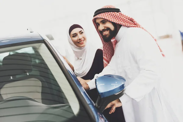 Casal Árabe Concessionária Carros Homem Mulher Escolhendo Carro Novo — Fotografia de Stock