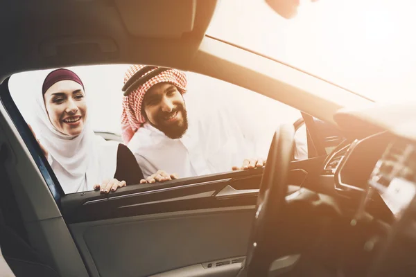 Arabische Paar Bij Automobielbedrijf Man Vrouw Kiezen Voor Nieuwe Auto — Stockfoto
