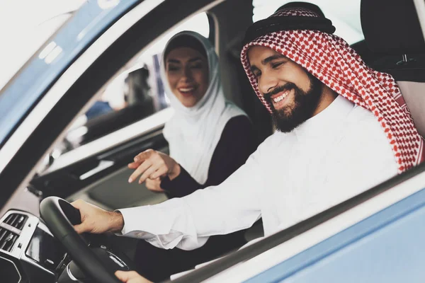 Arabische Paar Bij Automobielbedrijf Man Vrouw Kiezen Voor Nieuwe Auto — Stockfoto
