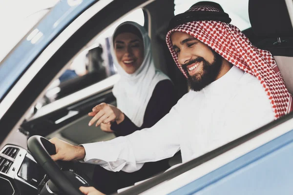 Araba Bayilik, erkek ve kadın yeni araba seçme Arapça çifte