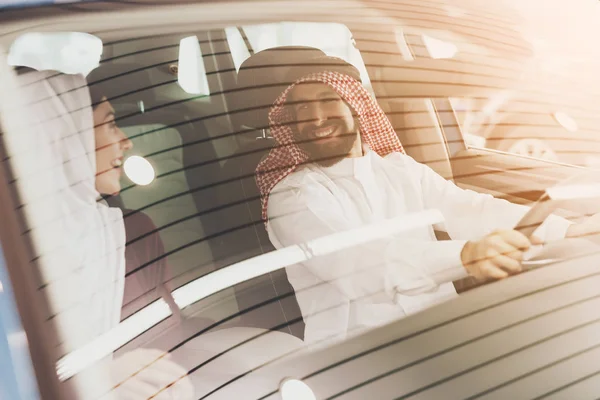 Arabische Paar Bij Automobielbedrijf Man Vrouw Kiezen Voor Nieuwe Auto — Stockfoto