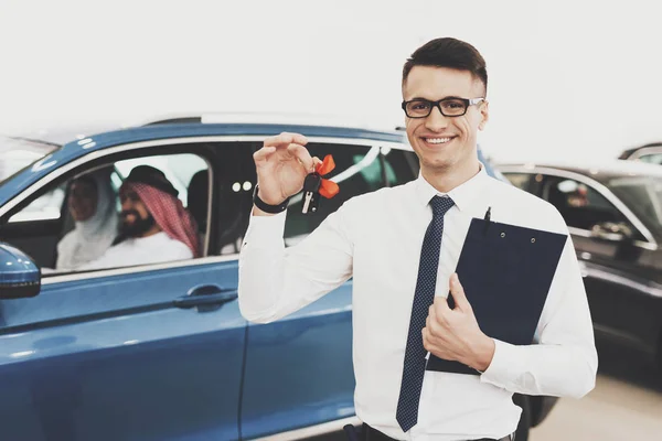 Vendeur Montrant Les Clés Pour Nouvelle Voiture Chez Concessionnaire Automobile — Photo