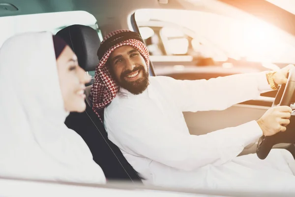 Arabisches Paar Autohaus Mann Und Frau Wählen Neues Auto — Stockfoto