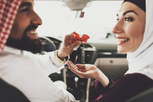 阿拉伯情侣在汽车经销店 男子推出新车他的妻子 — 图库照片