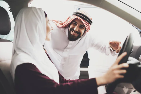 Arabisches Paar Autohaus Mann Und Frau Wählen Neues Auto — Stockfoto
