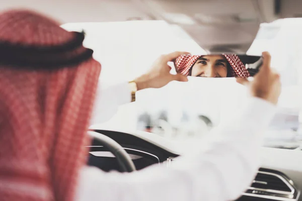 Arabischer Mann Bei Tauwetter Autohaus — Stockfoto