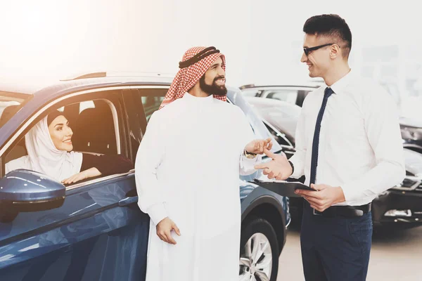Verkäufer Hilft Bei Der Wahl Eines Neuen Autos Arabisches Paar — Stockfoto