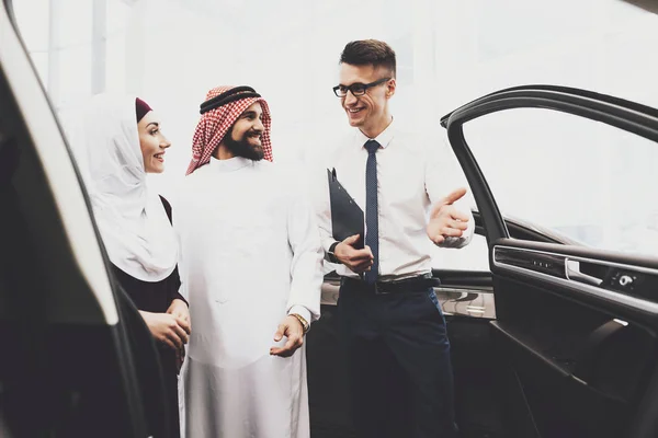 Vendedor Ajuda Escolher Novo Auto Para Casal Árabe Concessionária Carros — Fotografia de Stock