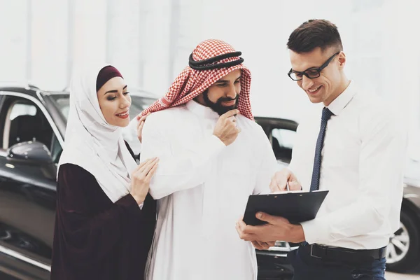 Verkäufer Hilft Bei Der Wahl Eines Neuen Autos Arabisches Paar — Stockfoto