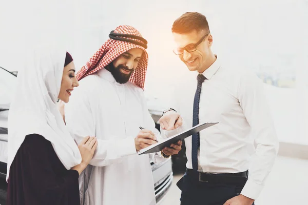 Verkäufer Zeigt Arabischem Mann Und Seiner Frau Autohaus Papiere Für — Stockfoto