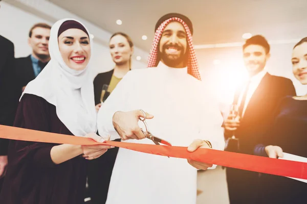 Arabischer Mann Tauwetter Eröffnet Neues Autohaus Mit Frau — Stockfoto