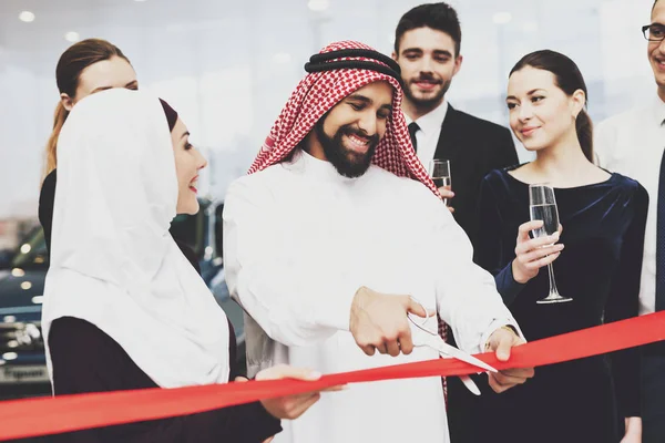 Arabischer Mann Tauwetter Eröffnet Neues Autohaus Mit Frau — Stockfoto